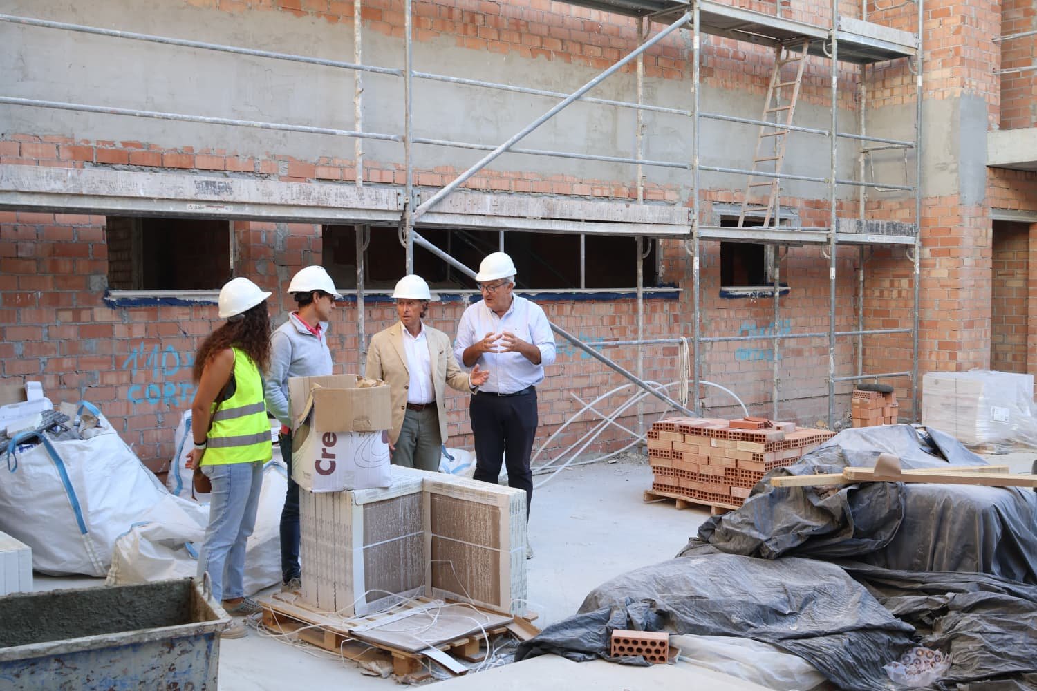 Momento de la visita de Jose María Román a la obra de las 47 viviendas de calle Delicias